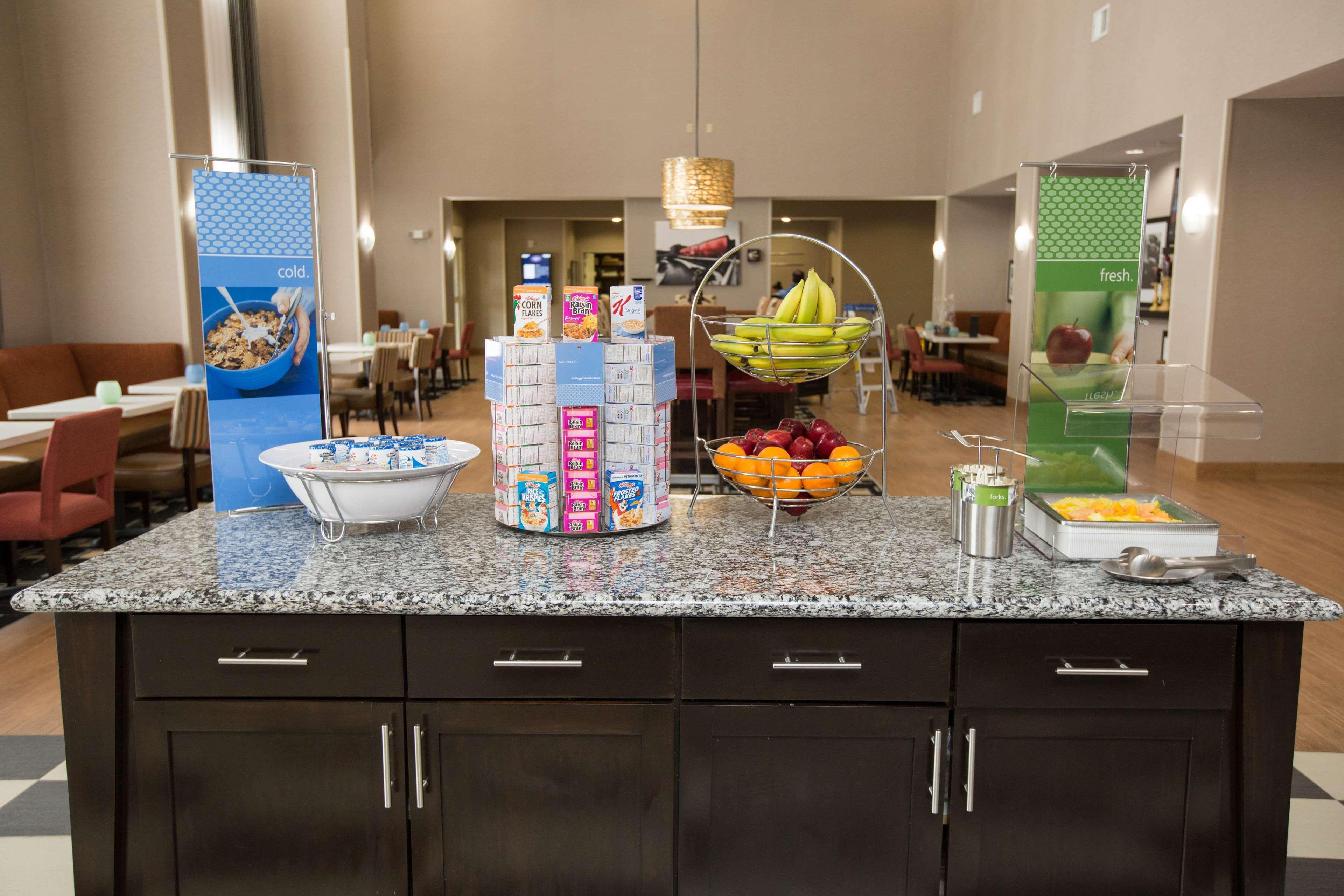 Hampton Inn & Suites Oklahoma City Airport Экстерьер фото