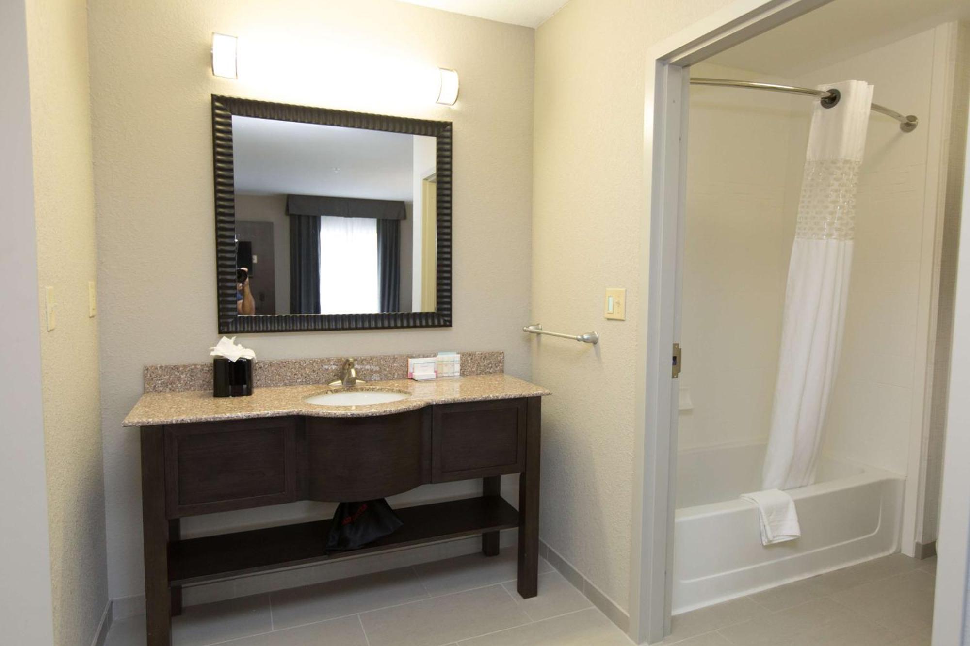 Hampton Inn & Suites Oklahoma City Airport Экстерьер фото