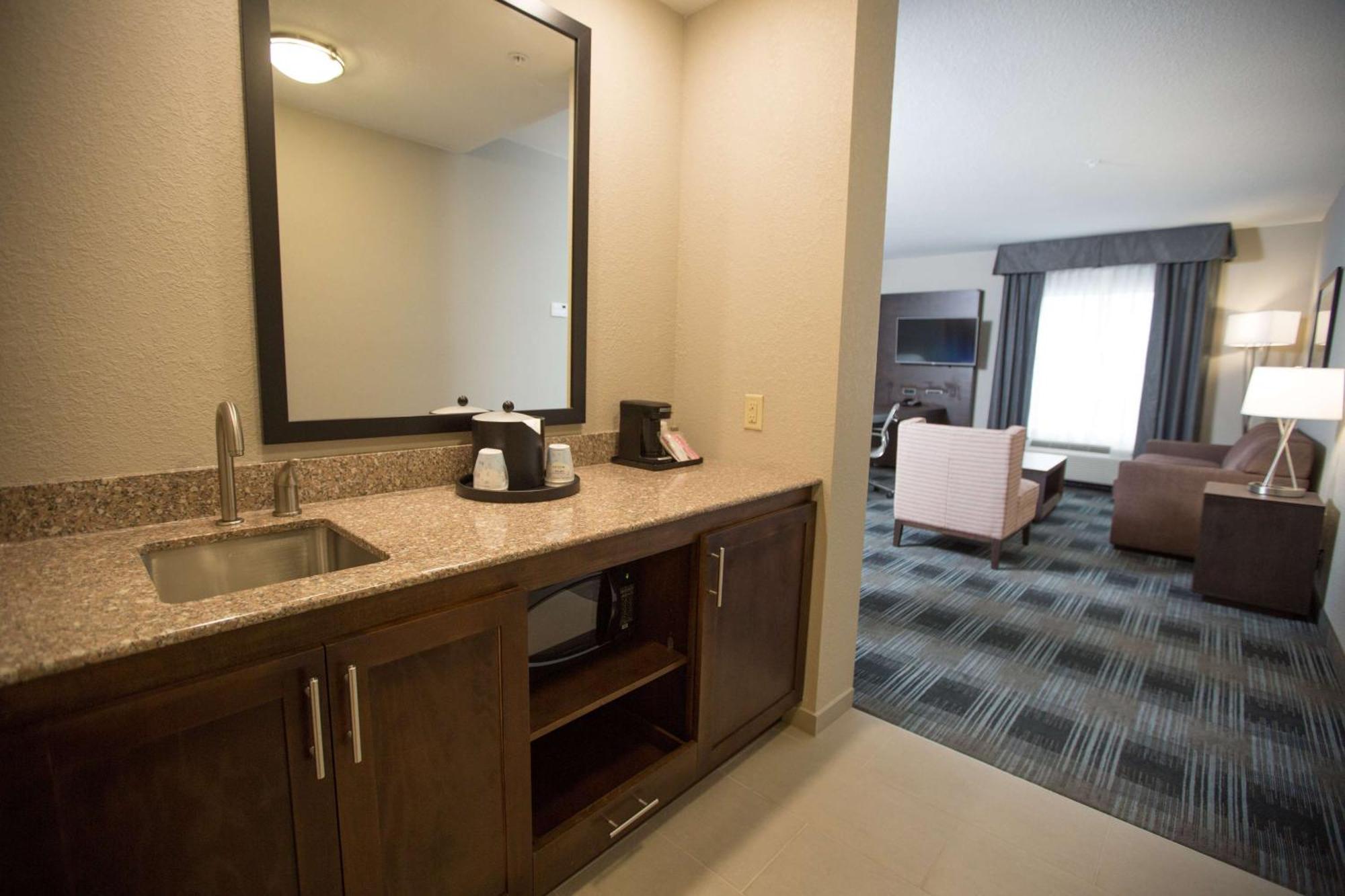 Hampton Inn & Suites Oklahoma City Airport Экстерьер фото